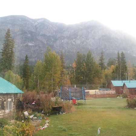 Steamboat Mountain Chalets Hotel Spillimacheen Eksteriør billede