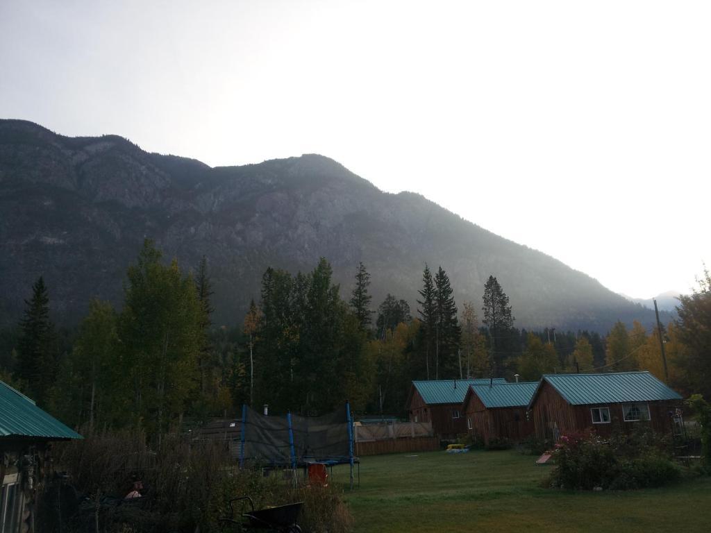 Steamboat Mountain Chalets Hotel Spillimacheen Eksteriør billede